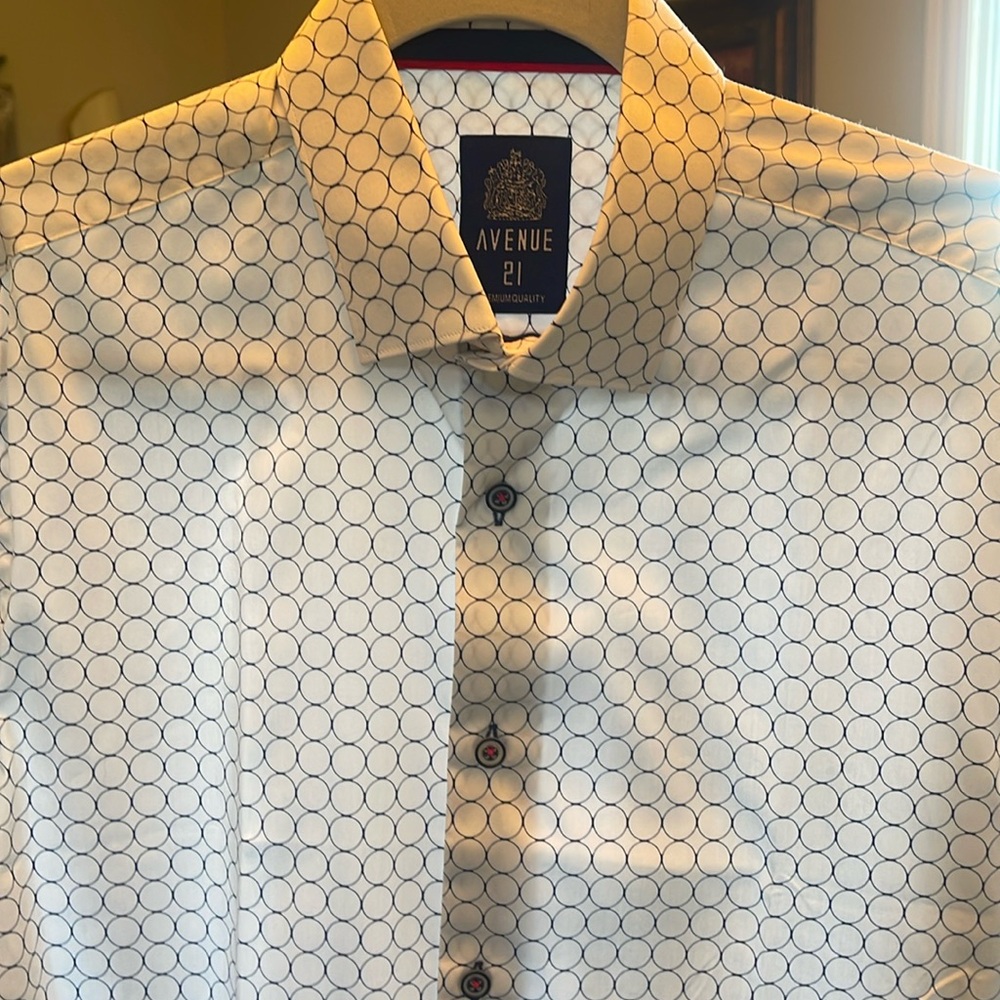 Men’s size medium, long sleeve button-down casual Avenue 21 shirt.